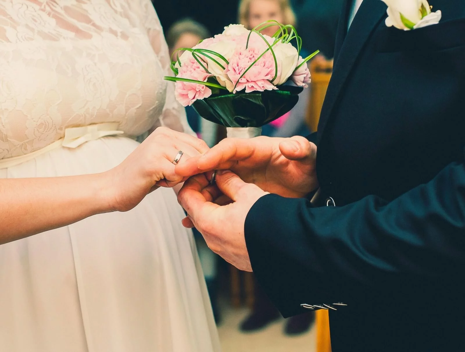 Casal troncando alianças